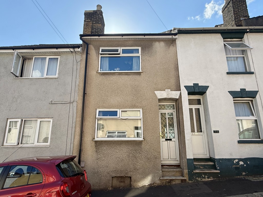 Lot: 169 - MID-TERRACE HOUSE FOR REFURBISHMENT - Mid-terrace house